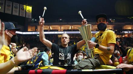 Vortrommler. Albas Kapitän Luke Sikma ging mit dem Pokal als erstes in den Fanblock.