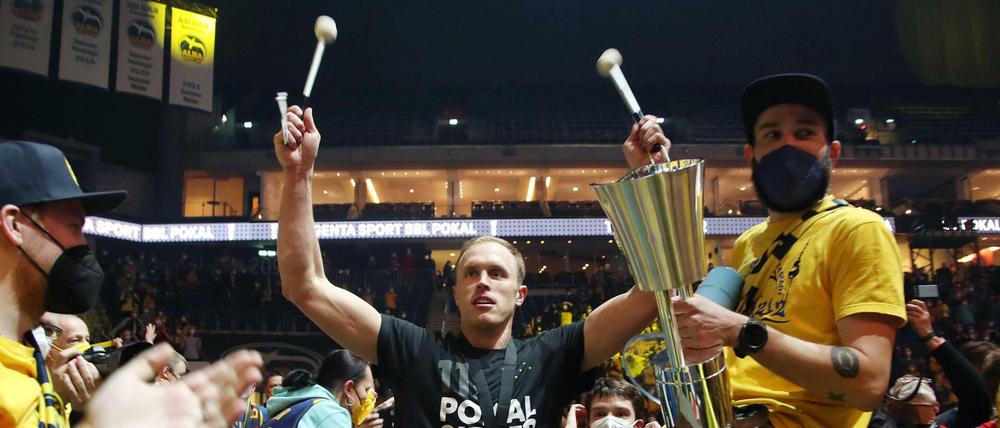 Vortrommler. Albas Kapitän Luke Sikma ging mit dem Pokal als erstes in den Fanblock.