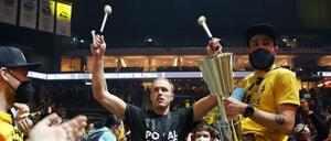 Vortrommler. Albas Kapitän Luke Sikma ging mit dem Pokal als erstes in den Fanblock.