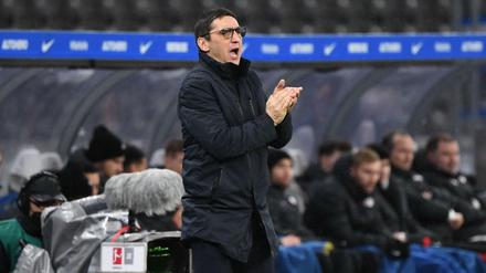 Applaus, Applaus! Herthas Trainer Tayfun Korkut hielt sich nach der deprimierenden 1:6-Niederlage gegen Leipzig vor allem mit der guten Phase vor dem Platzverweis auf.