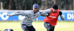 Wieder voll dabei. Dedryck Boyata (links) absolvierte bei seinem ersten Mannschaftstraining seit vier Wochen gleich das komplette Programm.