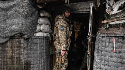 Ein ukrainischer Soldat im Einsatz naher der ostukrainischen Stadt Novoluhansk.