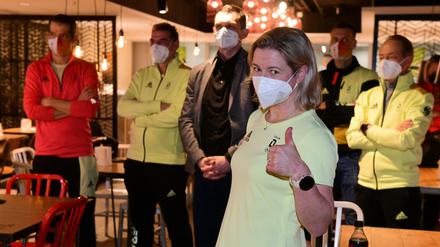 Eisschnellläuferin Claudia Pechstein zeigt bei ihrer Rückkehr von den Olympischen Spielen auf dem Frankfurter Flughafen mit dem Daumen nach oben. Fragen der ARD lehnt sie ab.