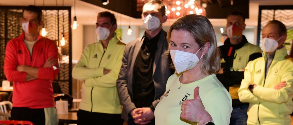 Eisschnellläuferin Claudia Pechstein zeigt bei ihrer Rückkehr von den Olympischen Spielen auf dem Frankfurter Flughafen mit dem Daumen nach oben. Fragen der ARD lehnt sie ab.