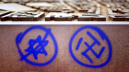 Berlin: Ein durchgestrichener Davidstern und ein Hakenkreuz sind an einer Gedenkstätte zu sehen.
