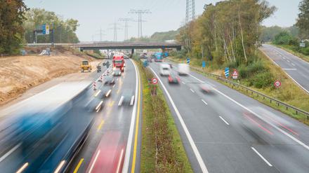 Autos und LKW fahren auf der Autobahn A10. Wegen eines Munitionsfundes ist die Autobahn am Dienstag in beide Richtungen gesperrt. 