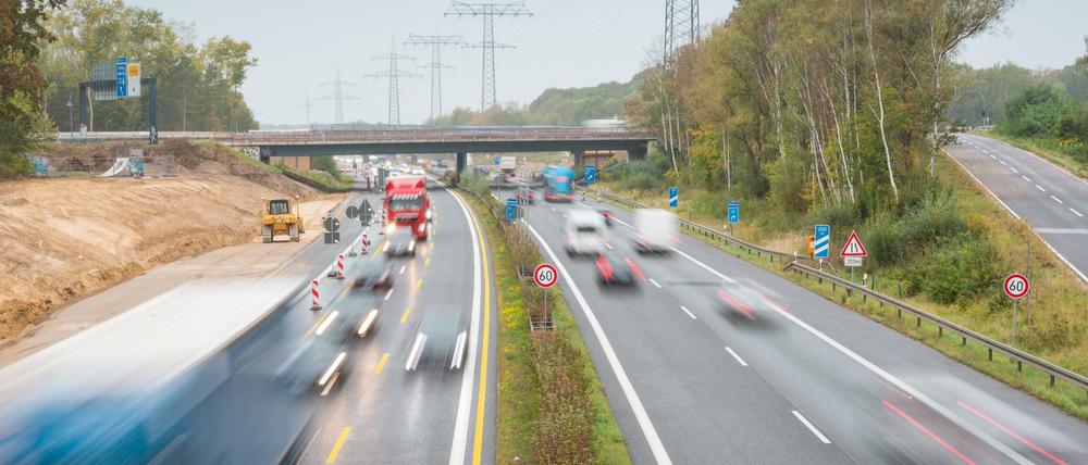 Autos und LKW fahren auf der Autobahn A10. Wegen eines Munitionsfundes ist die Autobahn am Dienstag in beide Richtungen gesperrt. 