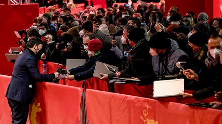 Publikumsfest Berlinale: François Ozon, Regisseur des Eröffnungsfilms "Peter von Kant", an der Fan-Area vor dem Berlinale Palast. 