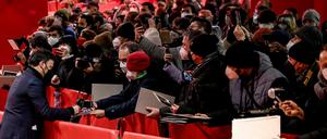 Publikumsfest Berlinale: François Ozon, Regisseur des Eröffnungsfilms "Peter von Kant", an der Fan-Area vor dem Berlinale Palast. 