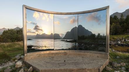 Kunstinstallation von Dan Graham in Nordland, Norwegen.