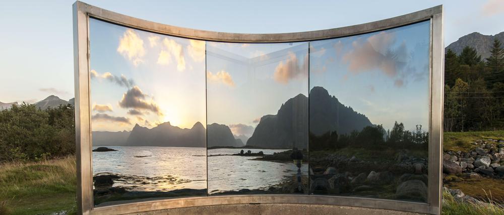 Kunstinstallation von Dan Graham in Nordland, Norwegen.
