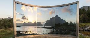 Kunstinstallation von Dan Graham in Nordland, Norwegen.