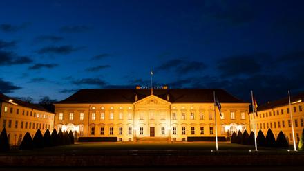 Das Schloss Bellevue ist zur blauen Stunde beleuchtet - drinnen soll sich einiges verändern.