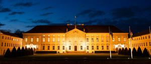 Das Schloss Bellevue ist zur blauen Stunde beleuchtet - drinnen soll sich einiges verändern. 