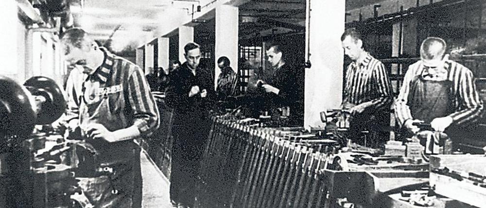 Häftlinge des Konzentrationslagers Dachau bei der Herstellung von Waffen (Symbolbild).