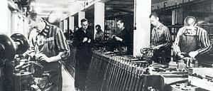 Häftlinge des Konzentrationslagers Dachau bei der Herstellung von Waffen (Symbolbild).