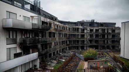 Die runtergebrannte Fassade eines Wohnkomplexes im Westviertel der Stadt Essen.