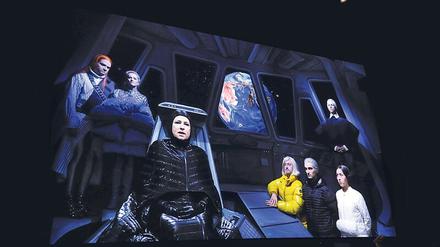 Raumschiff mit königlicher Family. Corinna Harfouch als Queen Lear inmitten ihrer Lieben.