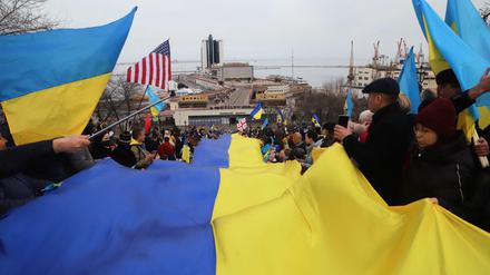 Protest gegen den Krieg: Menschen mit ukrainischer Flagge.