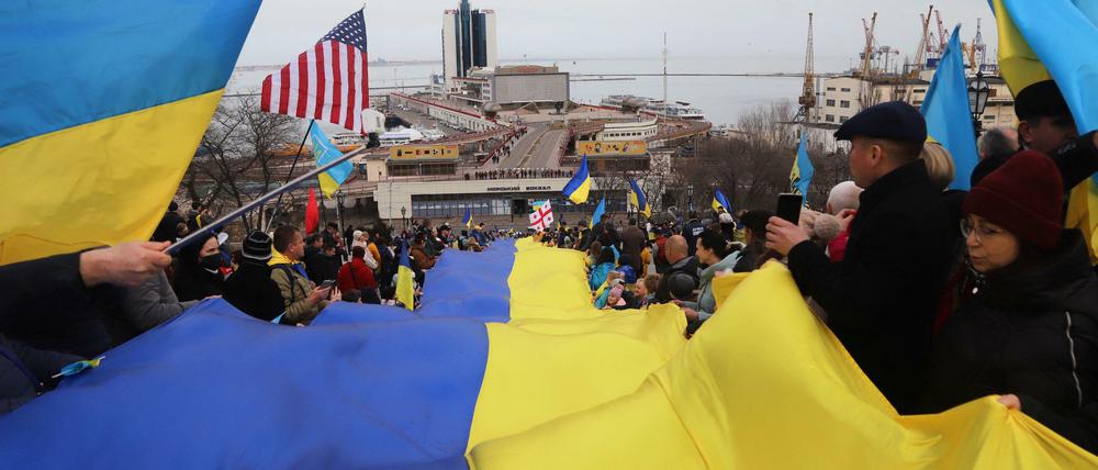 Protest gegen den Krieg: Menschen mit ukrainischer Flagge.