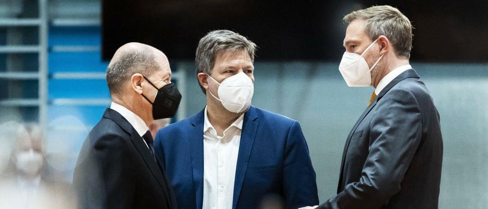 Müssen sich zügig einigen: Kanzler Olaf Scholz, Wirtschaftsminister Robert Habeck, Finanzminister Christian Lindner.