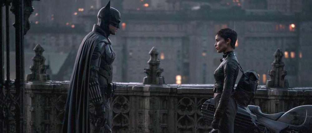 Robert Pattinson als Bruce Wayne alias Batman und Zoe Kravitz als Selina Kyle in einer Szene des Films "The Batman".
