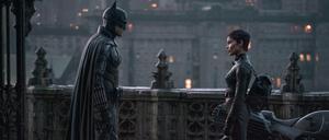 Robert Pattinson als Bruce Wayne alias Batman und Zoe Kravitz als Selina Kyle in einer Szene des Films "The Batman".