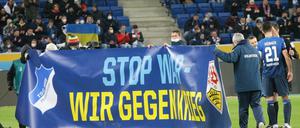 „Stop war - wir gegen Krieg“, hieß es auf einem großen Plakat, das die TSG 1899 Hoffenheim und der VfB Stuttgart vor dem Spiel hielten.