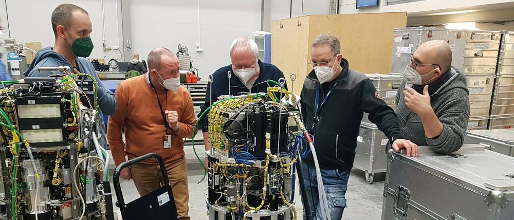 Tobias Saltzmann (DLR, l-r), Christoph Egbers, Martin Meier (beide BTU), Peter Cordes und Kiyoumars Abdoly (beide Airbus) stehen vor dem Labor in Kieruna (Schweden) in dem die Experimente für den Flug ins All vorbereitet werden.