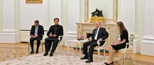 Russlands Präsident Putin trifft sich mit Pakistans Premierminister in Moskau. 