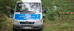 Ein Wagen der Kriminalpolizei steht in einem Wald bei Oranienburg. Hier fanden Besucher einer dortigen Bunkeranlage im Juli 2021 die Leiche einer jungen Frau. 