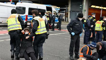 Beamte der Berliner Polizei tragen Aktivisten der Gruppe "Aufstand der letzten Generation" von einer Autobahnauffahrt. 