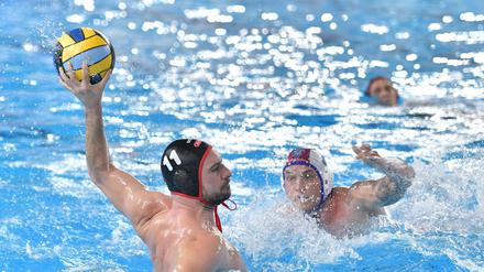 Marin Restovic (li., im Spiel in Bukarest) trifft am Freitag mit Spandau 04 auf Waspo Hannover.