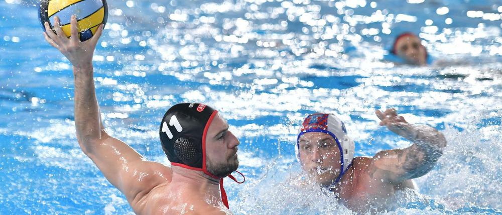 Marin Restovic (li., im Spiel in Bukarest) trifft am Freitag mit Spandau 04 auf Waspo Hannover.