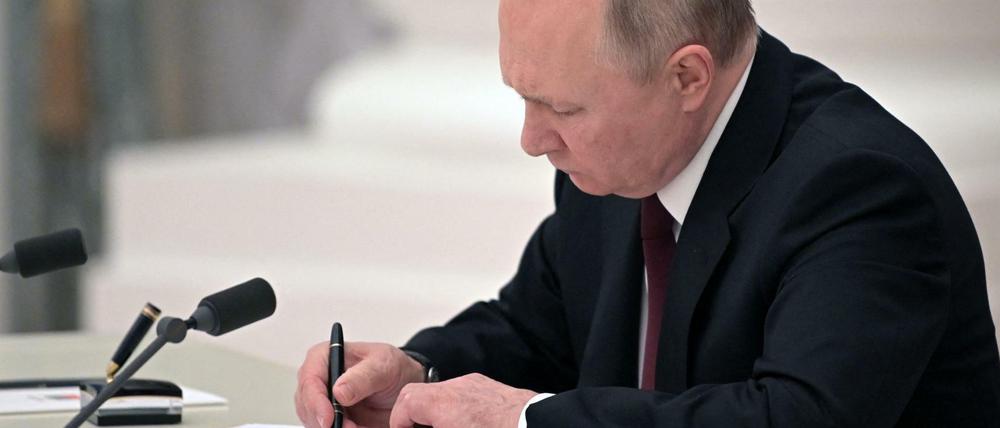 Putin unterschrieb am Montag das Dekret, das die „Volksrepubliken“ Donezk und Luhansk für unabhängig erklärt