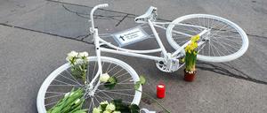 Auch 2021 mussten in Berlin zehn weiße Räder für im Straßenverkehr getötete Radfahrer:innen aufgestellt werden.