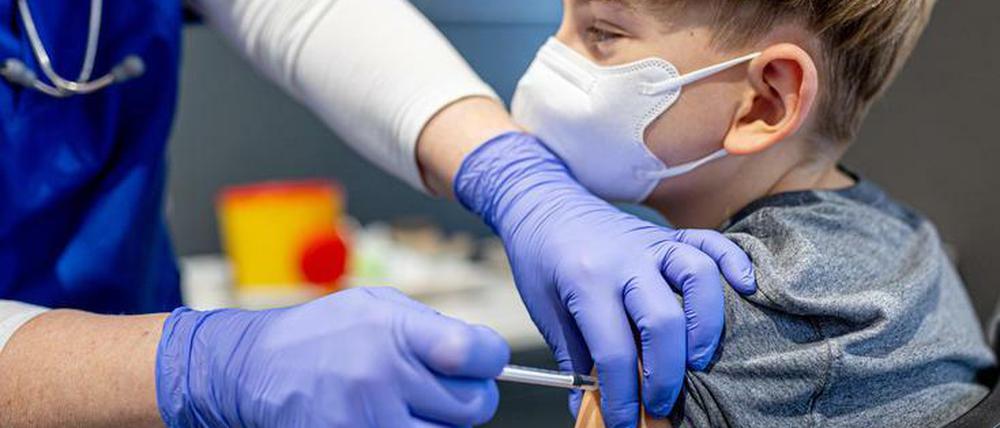 Ein Junge lässt sich in Wolfsburg gegen das Coronavirus impfen.