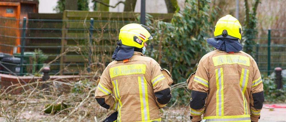 Sie sind da. Einsatzkräfte der Berliner Feuerwehr räumen Sturmschäden auf.