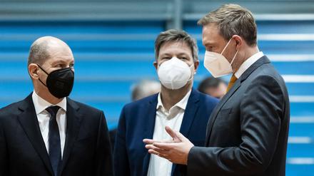 Einigung nach längerem Ringen: Die Koalitionsspitzen um Kanzler Olaf Scholz, Wirtschaftsminister Robert Habeck und Finanzminister Christian Lindner haben ein Entlastungspaket geschnürt.