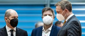 Einigung nach längerem Ringen: Die Koalitionsspitzen um Kanzler Olaf Scholz, Wirtschaftsminister Robert Habeck und Finanzminister Christian Lindner haben ein Entlastungspaket geschnürt.