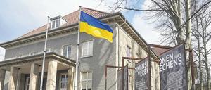 Flagge zeigen. Vor dem Museum hängen sonst vier Fahnen, auch die russische. Donnerstag war es nur eine. 