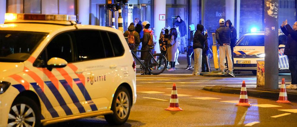 Polizeifahrzeuge riegeln das Gebiet in Amsterdam ab.