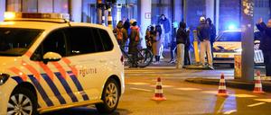 Polizeifahrzeuge riegeln das Gebiet in Amsterdam ab.