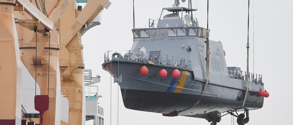 Ein Küstenschutzboot für Saudi-Arabien wird im Hafen von Mukran auf ein Transportschiff verladen.