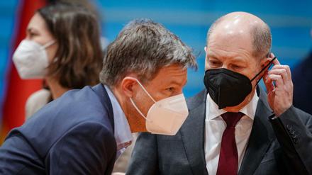 Bundeskanzler Olaf Scholz (r.) und Wirtschaftsminister Robert Habeck (l.), beraten zum Ukraine-Konflikt.