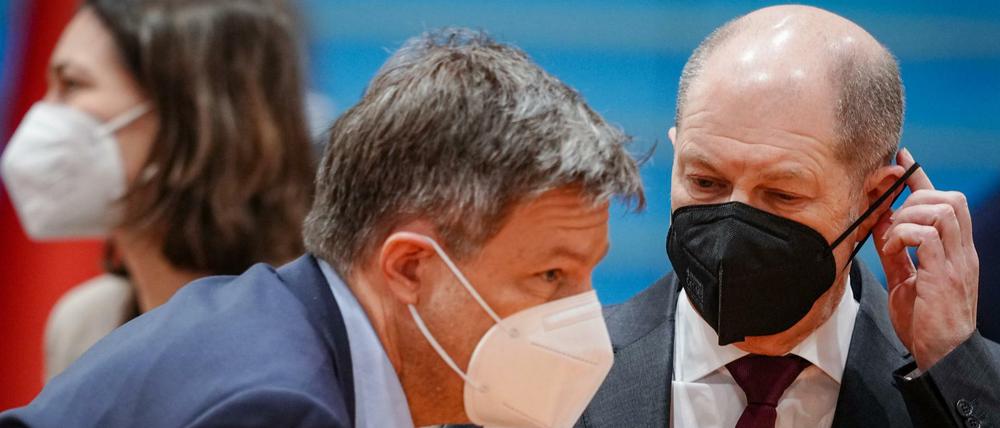 Bundeskanzler Olaf Scholz (r.) und Wirtschaftsminister Robert Habeck (l.), beraten zum Ukraine-Konflikt.