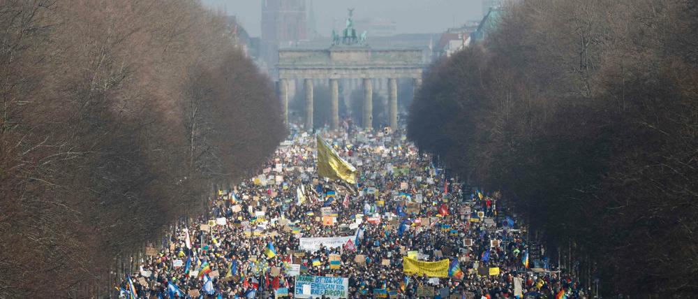 Schon eine halbe Stunde nach Beginn der Demo war die Straße des 17. Juni laut Polizei voll.