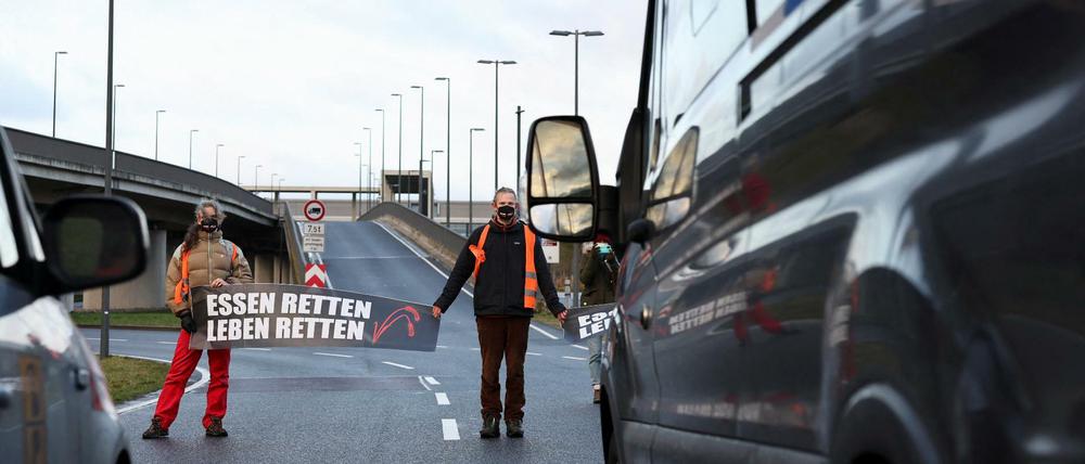 Aktivisten der "Letzten Generation" auf der Straße zum BER.