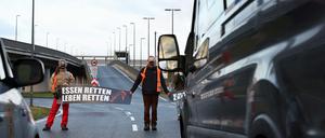 Aktivisten der "Letzten Generation" auf der Straße zum BER.