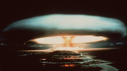Nach der Explosion einer französischen Atombombe 1971 schwebt dieser riesige Atompilz über dem Mururoa-Atoll.